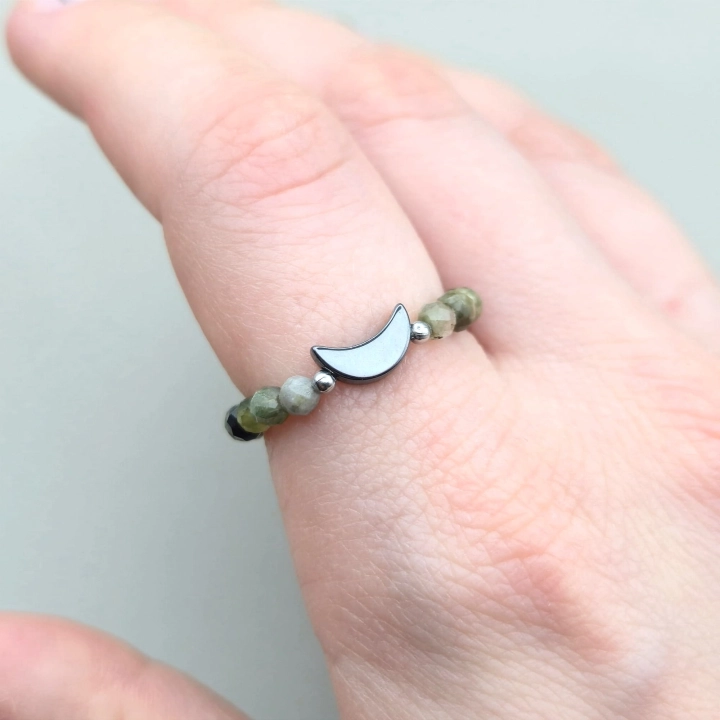 pierścionek na żyłce gumce elastycznej handmade rękodzieło turmalin księżyc hematyt kamienie naturalne kolekcja księżycowa