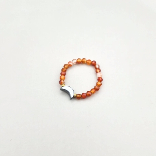 pierścionek handmade rękodzieło na żyłce elastycznej agat pomarańczowy i hematyt w kształcie ksieżyca