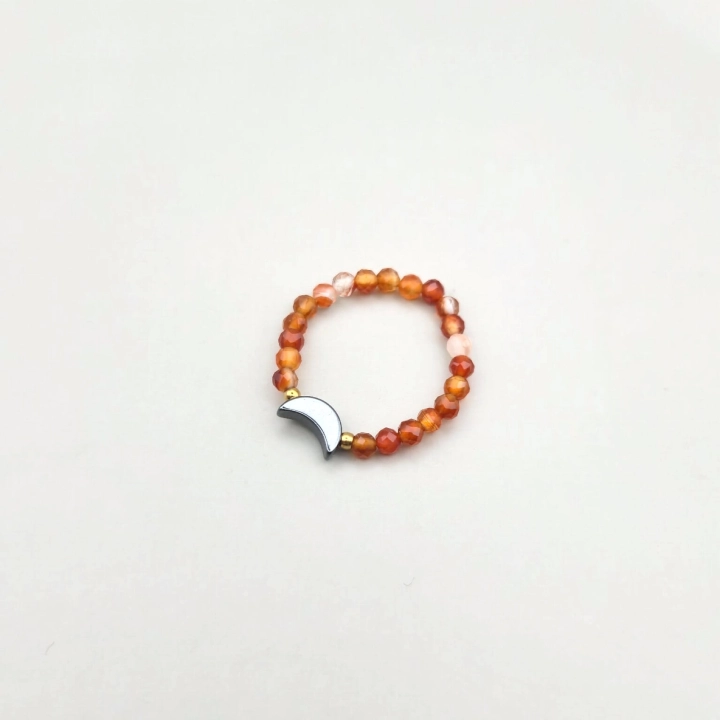 pierścionek handmade rękodzieło na żyłce elastycznej agat pomarańczowy i hematyt w kształcie ksieżyca