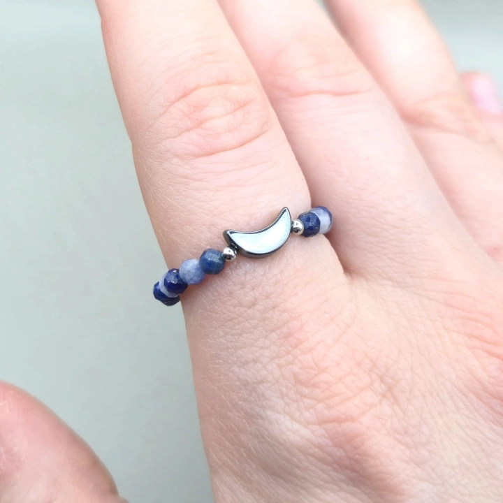 pierścionek handmade rękodzieło na żyłce gumce elastycznej lapis lazuli lazuryt hematyt ksieżyc